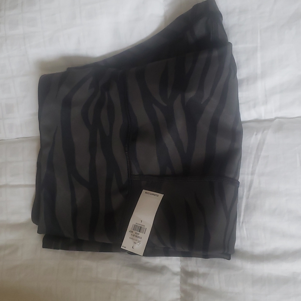Old Navy black camo high rise bike short. 8 inch inseam L